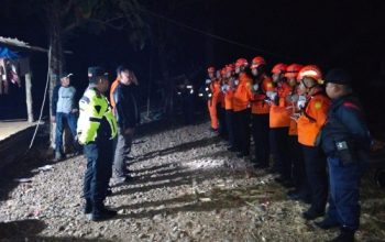 Polsek Tompobulu Polres Maros Turun Langsung Penanganan Kebakaran Gunung Bulu Saukang, 68 Pendaki Dievakuasi Selamat