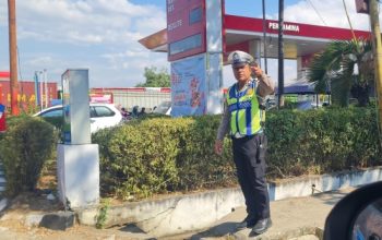 Polantas di Maros Berjibaku di Tengah Terik Matahari, Urai Kemacetan Antrean SPBU