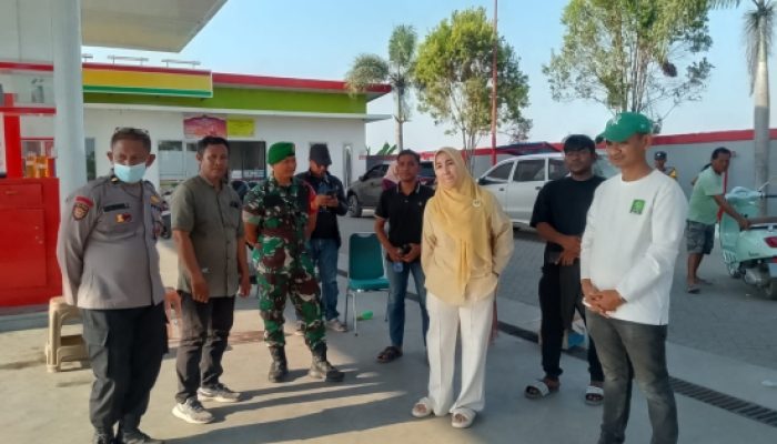 Di Tengah Antrean Panjang BBM Digalesong, Hj. Fadilah Fahriana Didampingi DPC PKB Takalar Turun Langsung ke SPBU Boddia dan Tama’lalang, Bagikan Minuman Dingin untuk Warga