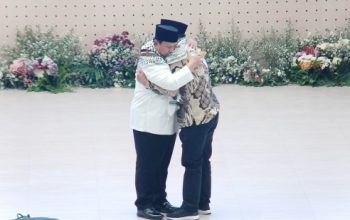 Peluk Dubes Palestina, Prabowo Tak Kuasa Tahan Air Mata di Hadapan Ribuan Santri Gontor