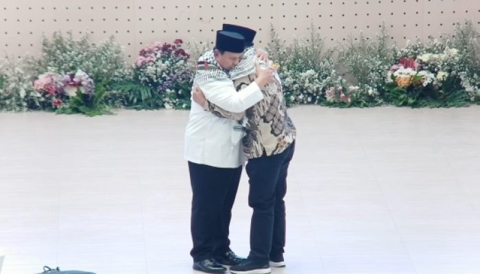 Peluk Dubes Palestina, Prabowo Tak Kuasa Tahan Air Mata di Hadapan Ribuan Santri Gontor