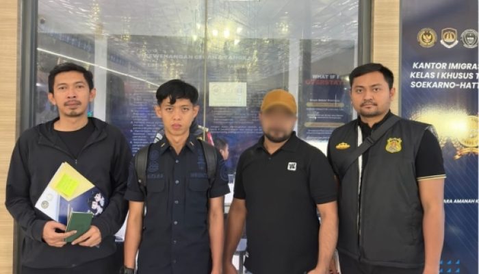 WNA Pakistan Dideportasi, Imigrasi Cilegon Kawal hingga Pesawat Lepas Landas
