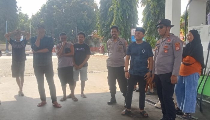 Di Tengah Antrean BBM, Legislator NasDem Nur Alim Rukman Bagikan Air Minum untuk Warga Takalar