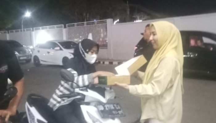 Malam Bukan Penghalang Berbuat Kebaikan, Hj. Fadilah Fahriana Dan PKB Takalar Hadir di Tengah Antrean BBM di SPBU Kalabbirang
