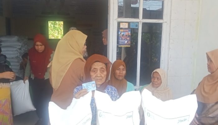 Lurah Maradekaya H. Amiruddin Serahkan Secara Simbolis Bantuan Pangan Nasional, Beras Bulog untuk 220 Warga Penerima Manfaat