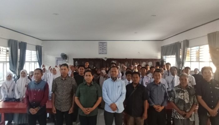 Anggota Komisi I DPR-RI Fraksi Nasdem, Achmad Daeng Se’re Serahkan Bantuan PIP dan Tenda Pramuka di SMAN 1 Takalar, Dorong Peningkatan Akses Pendidikan