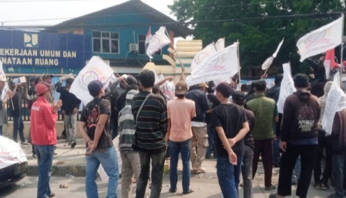 Ratusan Massa LSM Gempita Geruduk Kantor PUPR Cilegon, Soroti Dugaan Masalah Administrasi Proyek Jalan Rp3,8 Miliar