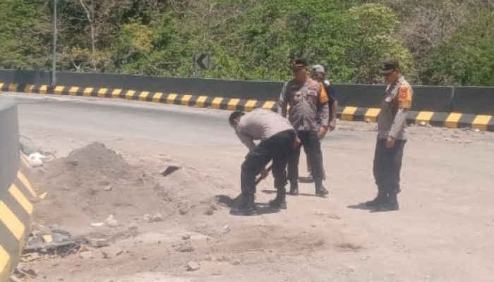 Polsek Bantimurung Bersihkan Tumpahan Pasir di Fly Over, Cegah Kecelakaan Susulan