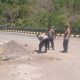 Polsek Bantimurung Bersihkan Tumpahan Pasir di Fly Over, Cegah Kecelakaan Susulan