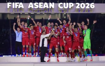 Momen Prabowo Angkat Trofi FIFA ASEAN Cup 2026 Bareng Timnas Indonesia