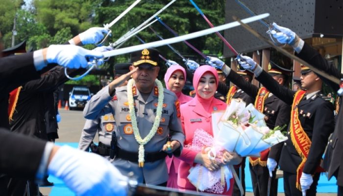 Penuh Haru! Irjen Pol Hengki Tinggalkan Polda Banten, Tangis Perpisahan Warnai Langkah Menuju Jawa Barat