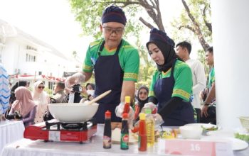 Kompak Diwarnai Penuh Cinta, Wabup Hengky Yasin Bersama Istri, Srikandi PKB DPRD Sulsel, Hj.Fadilah Fahriana Ikuti Lomba Masak Nasi Goreng di HUT 357 SULSEL