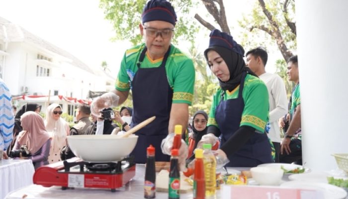 Kompak Diwarnai Penuh Cinta, Wabup Hengky Yasin Bersama Istri Srikandi PKB, Hj.Fadilah Fahriana Ikuti Lomba Masak Nasi Goreng HUT 357 SULSEL