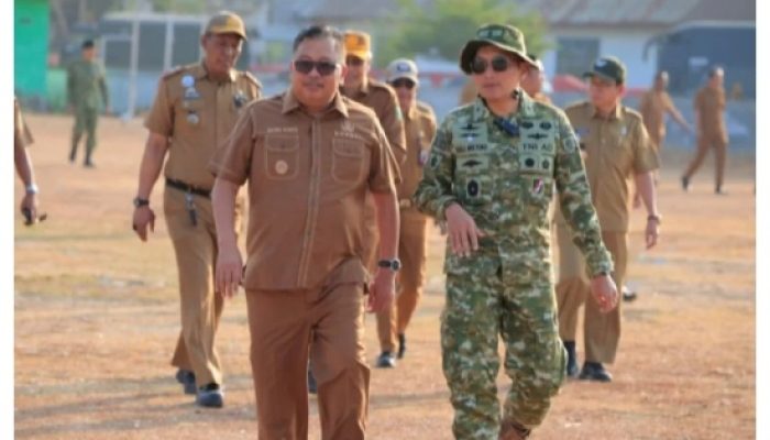 Daeng Manye Di Dampingi Brigjen TNI Fadli Mulyono Menyaksikan Latihan Free Fall Brigif 3/TBS Digelar di Takalar, 21 Prajurit Terjun dari Pesawat Hercules