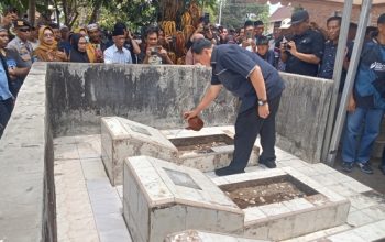 Jelang Sertijab Kapolda Sulsel, Irjen Pol. Dr. Awal Chaeruddin Kr.Takko Ziarah ke Makam Orang Tua di Takalar