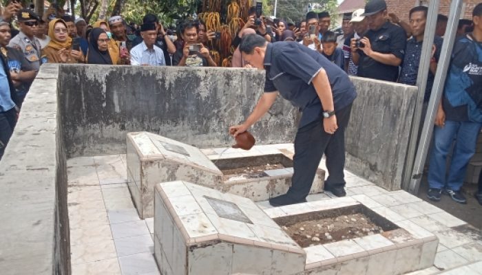 Jelang Sertijab Kapolda Sulsel, Irjen Pol. Dr. Awal Chaeruddin Kr.Takko Ziarah ke Makam Orang Tua di Takalar