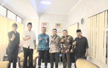 Foto Bupati Di Duga dan di edit Kuasa hukum Kades Bojonegara Buka suara Datangi Kabag hukum Bupati : Tidak Ada kata Damai untuk Pembuat Fitnah dan Pencemaran Nama baik